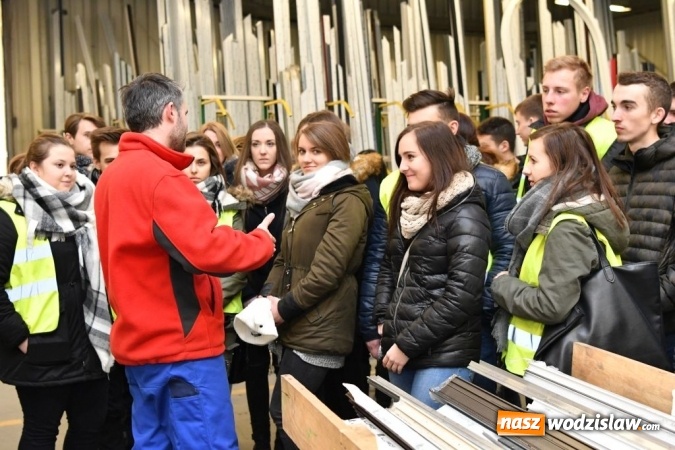 Zdjęcie w galerii na portalu naszwodzislaw.com: Młodzież poznaje specyfikę pracy w w Eko-Oknach wiadomości z regionu