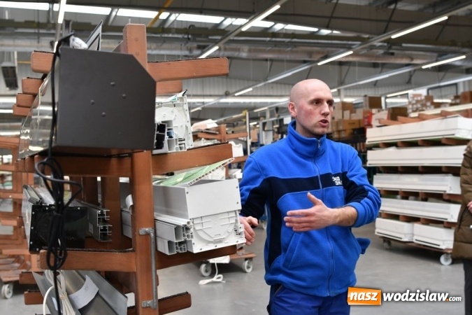 Zdjęcie w galerii na portalu naszwodzislaw.com: Młodzież poznaje specyfikę pracy w w Eko-Oknach wiadomości z regionu