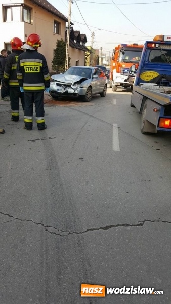 Zdjęcie w galerii na portalu naszwodzislaw.com: Lubomia: Czołowe zderzenie przy Nepomucena  wiadomości z regionu