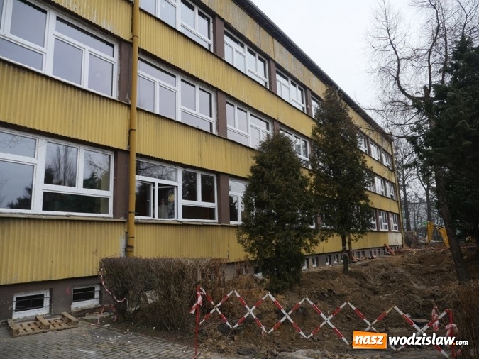 Zdjęcie w galerii na portalu naszwodzislaw.com: Trwa termomodernizacja budynku SP nr 3  wiadomości z regionu