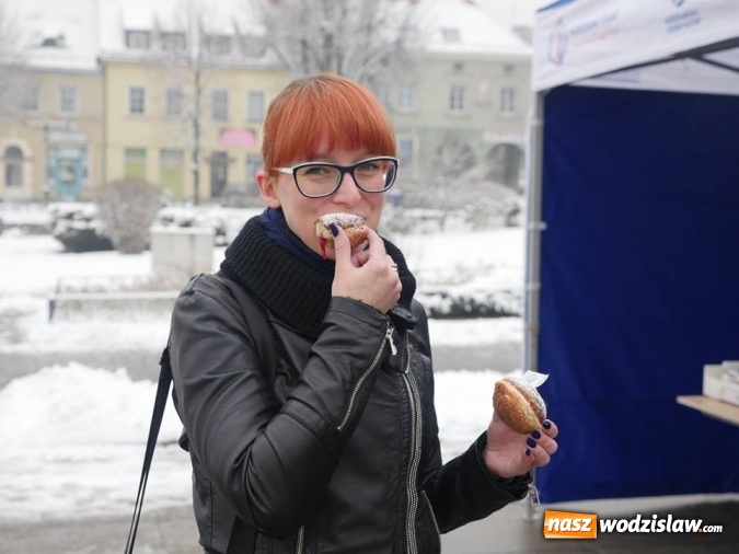 Zdjęcie w galerii na portalu naszwodzislaw.com: Prezydent Kieca rozdawał pączki  wiadomości z regionu