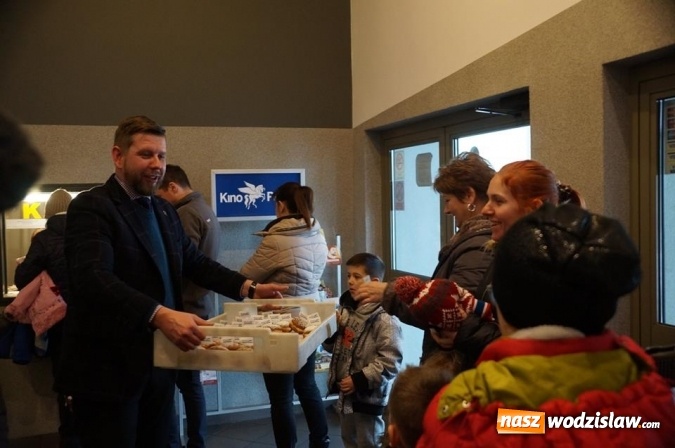 Zdjęcie w galerii na portalu naszwodzislaw.com: Prezydent Kieca rozdawał pączki  wiadomości z regionu