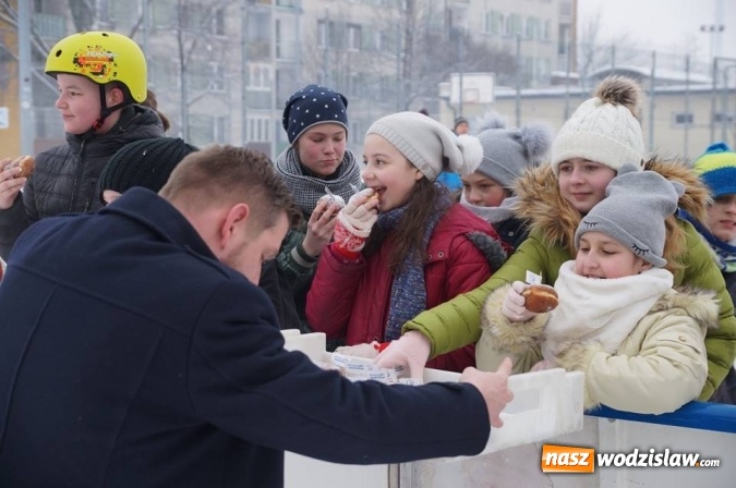 Zdjęcie w galerii na portalu naszwodzislaw.com: Prezydent Kieca rozdawał pączki  wiadomości z regionu