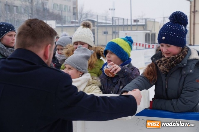 Zdjęcie w galerii na portalu naszwodzislaw.com: Prezydent Kieca rozdawał pączki  wiadomości z regionu