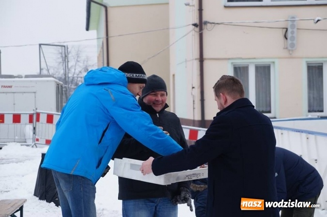 Zdjęcie w galerii na portalu naszwodzislaw.com: Prezydent Kieca rozdawał pączki  wiadomości z regionu