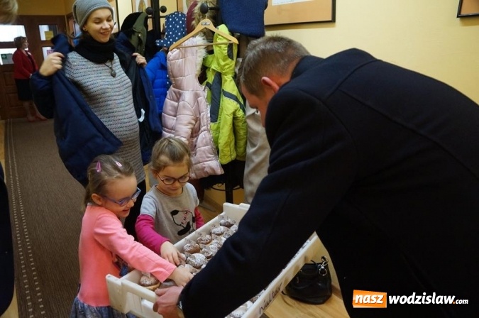 Zdjęcie w galerii na portalu naszwodzislaw.com: Prezydent Kieca rozdawał pączki  wiadomości z regionu