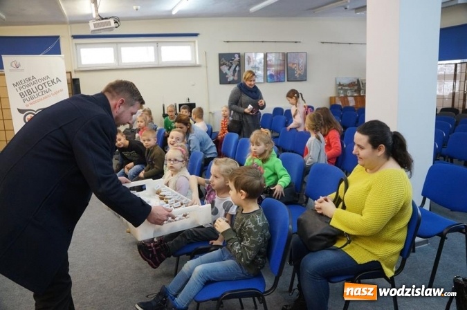 Zdjęcie w galerii na portalu naszwodzislaw.com: Prezydent Kieca rozdawał pączki  wiadomości z regionu