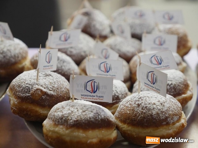 Zdjęcie w galerii na portalu naszwodzislaw.com: Prezydent Kieca rozdawał pączki  wiadomości z regionu