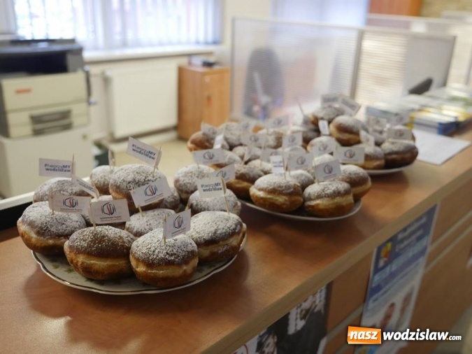 Zdjęcie w galerii na portalu naszwodzislaw.com: Prezydent Kieca rozdawał pączki  wiadomości z regionu