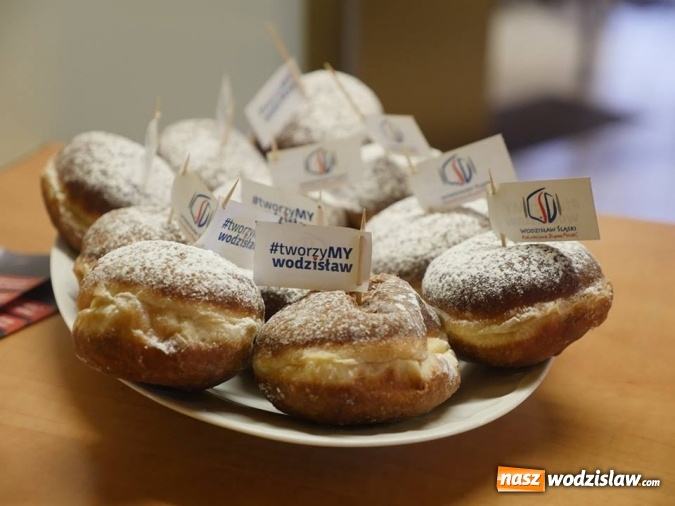 Zdjęcie w galerii na portalu naszwodzislaw.com: Prezydent Kieca rozdawał pączki  wiadomości z regionu