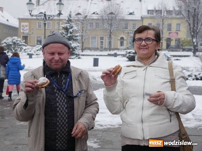 Zdjęcie w galerii na portalu naszwodzislaw.com: Prezydent Kieca rozdawał pączki  wiadomości z regionu