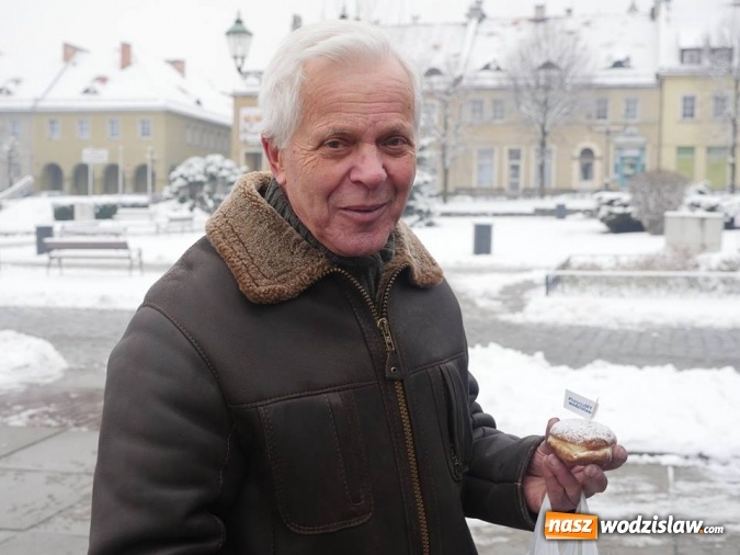 Zdjęcie w galerii na portalu naszwodzislaw.com: Prezydent Kieca rozdawał pączki  wiadomości z regionu
