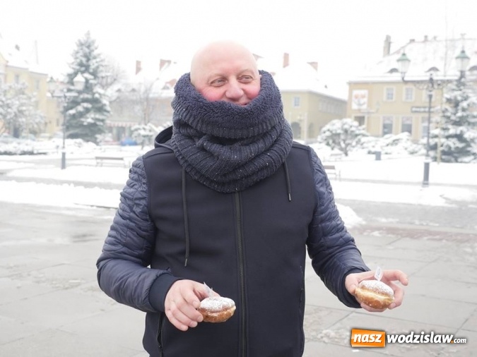 Zdjęcie w galerii na portalu naszwodzislaw.com: Prezydent Kieca rozdawał pączki  wiadomości z regionu