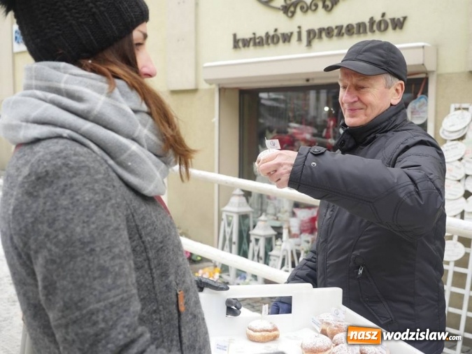 Zdjęcie w galerii na portalu naszwodzislaw.com: Prezydent Kieca rozdawał pączki  wiadomości z regionu