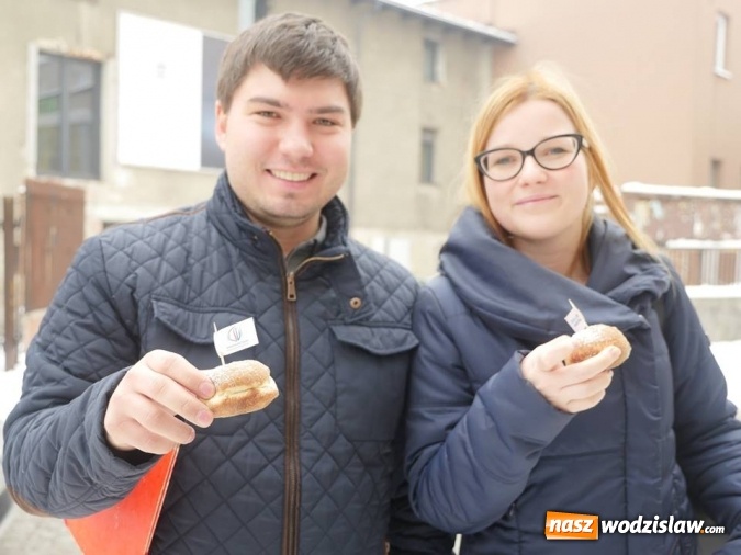 Zdjęcie w galerii na portalu naszwodzislaw.com: Prezydent Kieca rozdawał pączki  wiadomości z regionu