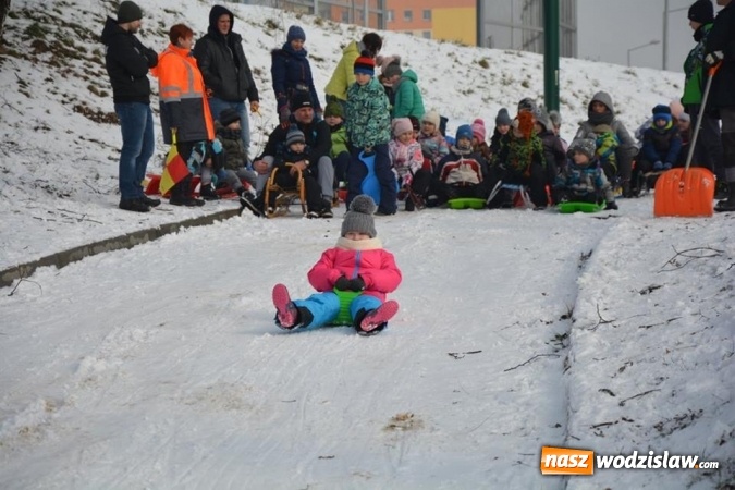 Zdjęcie w galerii na portalu naszwodzislaw.com: Zawody saneczkarskie w Rodzinnym Parku Rozrywki. FOTO  wiadomości z regionu