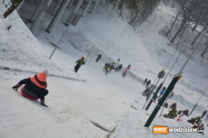 Zdjęcie w galerii na portalu naszwodzislaw.com: Zawody saneczkarskie w Rodzinnym Parku Rozrywki. FOTO  wiadomości z regionu