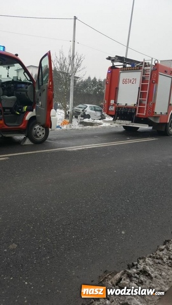 Zdjęcie w galerii na portalu naszwodzislaw.com: Z całą siłą uderzył w słup i betonowy mostek. Wypadek przy św. Wawrzyńca wiadomości z regionu