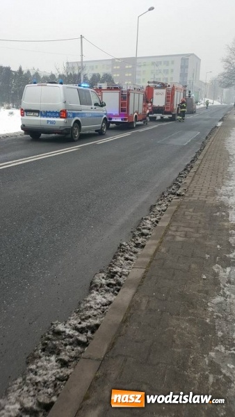 Zdjęcie w galerii na portalu naszwodzislaw.com: Z całą siłą uderzył w słup i betonowy mostek. Wypadek przy św. Wawrzyńca wiadomości z regionu
