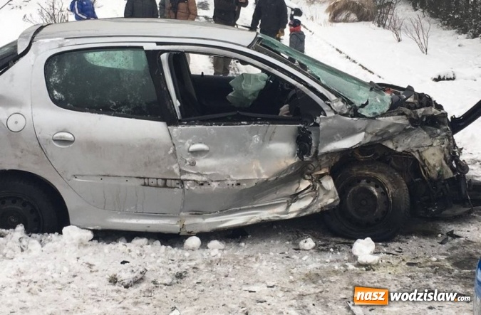 Zdjęcie w galerii na portalu naszwodzislaw.com: Nadmierna prędkość przyczyną zdarzenia. Kierowca sobotniego wypadku w szpitalu, jego stan jest ciężki  wiadomości z regionu