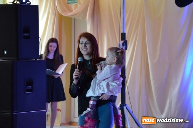 Zdjęcie w galerii na portalu naszwodzislaw.com: W Ekonomiku zagrali i zatańczyli dla małej Kornelki wiadomości z regionu