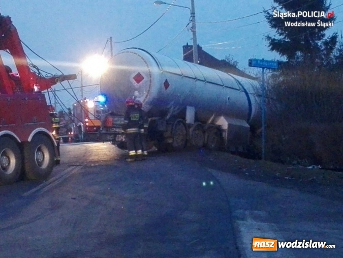 Zdjęcie w galerii na portalu naszwodzislaw.com: Samochód dostawczy zderzył się z załadowaną cysterną. Utrudnienia w ruchu trwały prawie pięć godzin  wiadomości z regionu