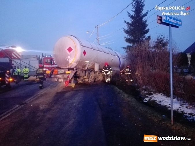 Zdjęcie w galerii na portalu naszwodzislaw.com: Samochód dostawczy zderzył się z załadowaną cysterną. Utrudnienia w ruchu trwały prawie pięć godzin  wiadomości z regionu