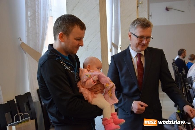 Zdjęcie w galerii na portalu naszwodzislaw.com: Sówki rozdane! Spotkanie z najmłodszymi mieszkańcami Gminy Mszana wiadomości z regionu