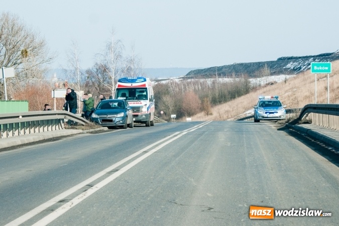Zdjęcie w galerii na portalu naszwodzislaw.com: Młody mężczyzna chciał skoczyć z mostu na trasie Krzyżanowice-Buków wiadomości z regionu