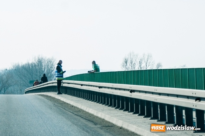 Zdjęcie w galerii na portalu naszwodzislaw.com: Młody mężczyzna chciał skoczyć z mostu na trasie Krzyżanowice-Buków wiadomości z regionu