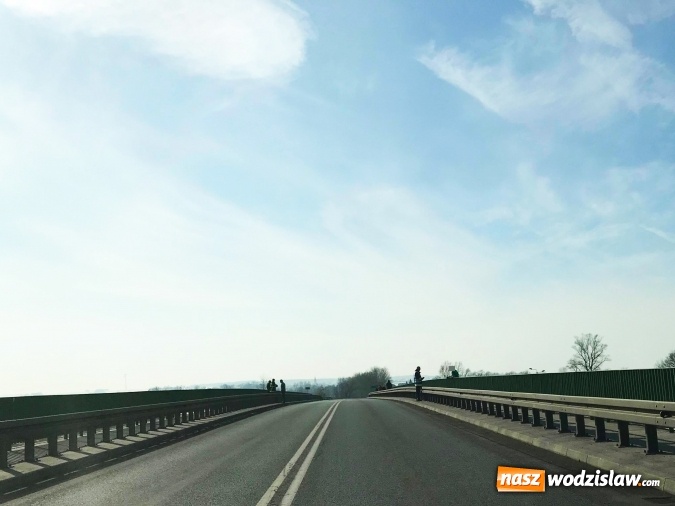 Zdjęcie w galerii na portalu naszwodzislaw.com: Młody mężczyzna chciał skoczyć z mostu na trasie Krzyżanowice-Buków wiadomości z regionu