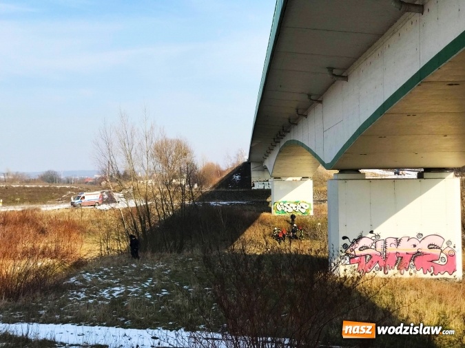 Zdjęcie w galerii na portalu naszwodzislaw.com: Młody mężczyzna chciał skoczyć z mostu na trasie Krzyżanowice-Buków wiadomości z regionu
