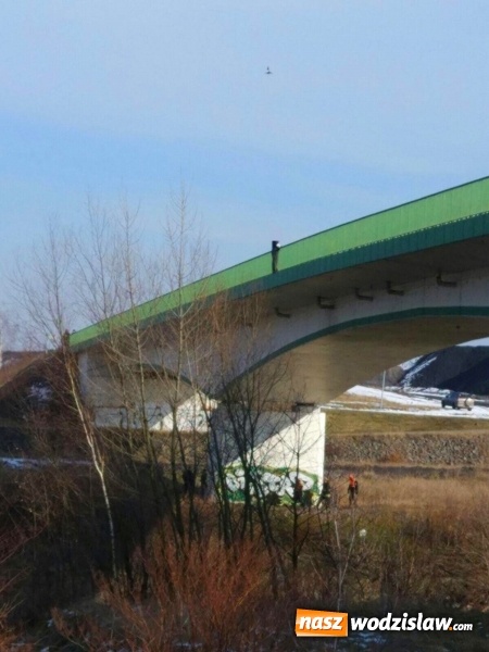 Zdjęcie w galerii na portalu naszwodzislaw.com: Młody mężczyzna chciał skoczyć z mostu na trasie Krzyżanowice-Buków wiadomości z regionu