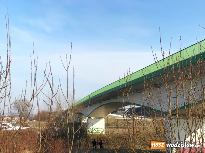 Zdjęcie w galerii na portalu naszwodzislaw.com: Młody mężczyzna chciał skoczyć z mostu na trasie Krzyżanowice-Buków wiadomości z regionu
