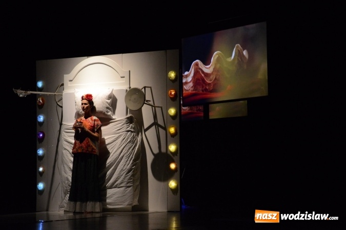 Zdjęcie w galerii na portalu naszwodzislaw.com: Historia Fridy Kahlo przeniesiona na deski rydułtowskiego teatru wiadomości z regionu