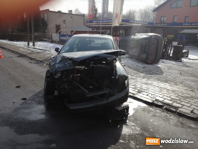 Zdjęcie w galerii na portalu naszwodzislaw.com: Kolizja na Raciborskiej. Zderzyły się osobówki. ZDJĘCIA  wiadomości z regionu