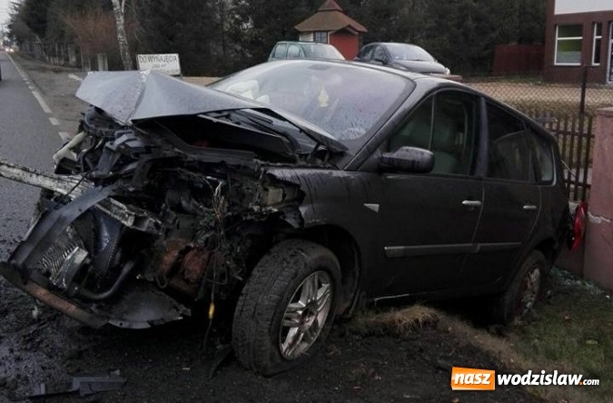 Zdjęcie w galerii na portalu naszwodzislaw.com: Stracił panowanie nad pojazdem i wjechał w ogrodzenie. Był pijany! ZDJĘCIA wiadomości z regionu