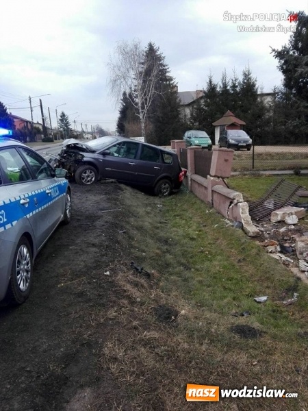 Zdjęcie w galerii na portalu naszwodzislaw.com: Stracił panowanie nad pojazdem i wjechał w ogrodzenie. Był pijany! ZDJĘCIA wiadomości z regionu
