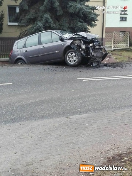 Zdjęcie w galerii na portalu naszwodzislaw.com: Stracił panowanie nad pojazdem i wjechał w ogrodzenie. Był pijany! ZDJĘCIA wiadomości z regionu