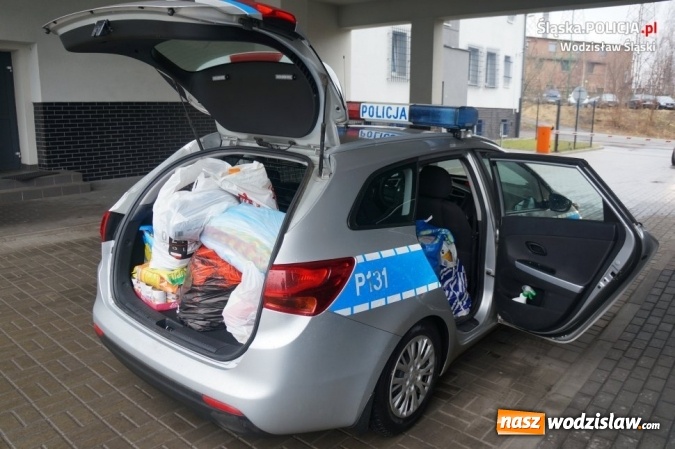 Zdjęcie w galerii na portalu naszwodzislaw.com: Wodzisławscy policjanci zorganizowali zbiórkę karmy dla bezdomnych zwierząt wiadomości z regionu