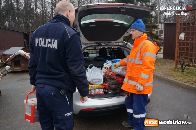 Zdjęcie w galerii na portalu naszwodzislaw.com: Wodzisławscy policjanci zorganizowali zbiórkę karmy dla bezdomnych zwierząt wiadomości z regionu