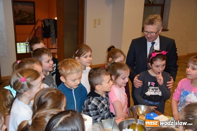 Zdjęcie w galerii na portalu naszwodzislaw.com: Piekli połomski przysmak. Smacznie i pachnąco w Ośrodku Kultury w Połomi.  ZDJĘCIA   wiadomości z regionu