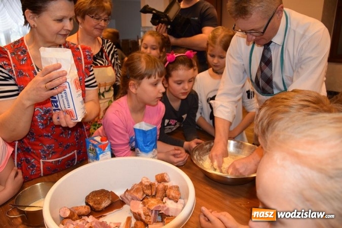 Zdjęcie w galerii na portalu naszwodzislaw.com: Piekli połomski przysmak. Smacznie i pachnąco w Ośrodku Kultury w Połomi.  ZDJĘCIA   wiadomości z regionu
