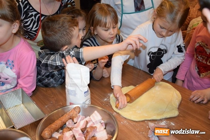 Zdjęcie w galerii na portalu naszwodzislaw.com: Piekli połomski przysmak. Smacznie i pachnąco w Ośrodku Kultury w Połomi.  ZDJĘCIA   wiadomości z regionu