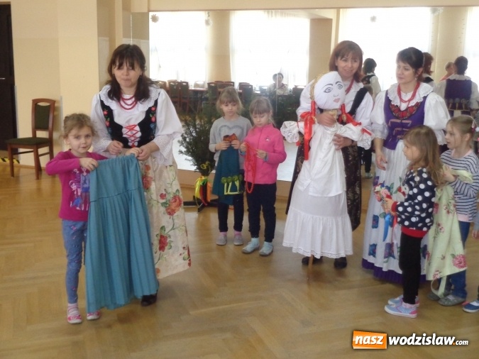 Zdjęcie w galerii na portalu naszwodzislaw.com: Przedszkolaki z osiemnastki uczestniczyły w lekcji regionalizmu  wiadomości z regionu