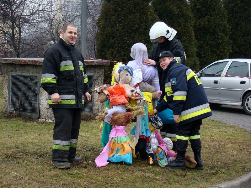 Zdjęcie w galerii na portalu naszwodzislaw.com: W Radlinie spłonął marzannowy stos wiadomości z regionu