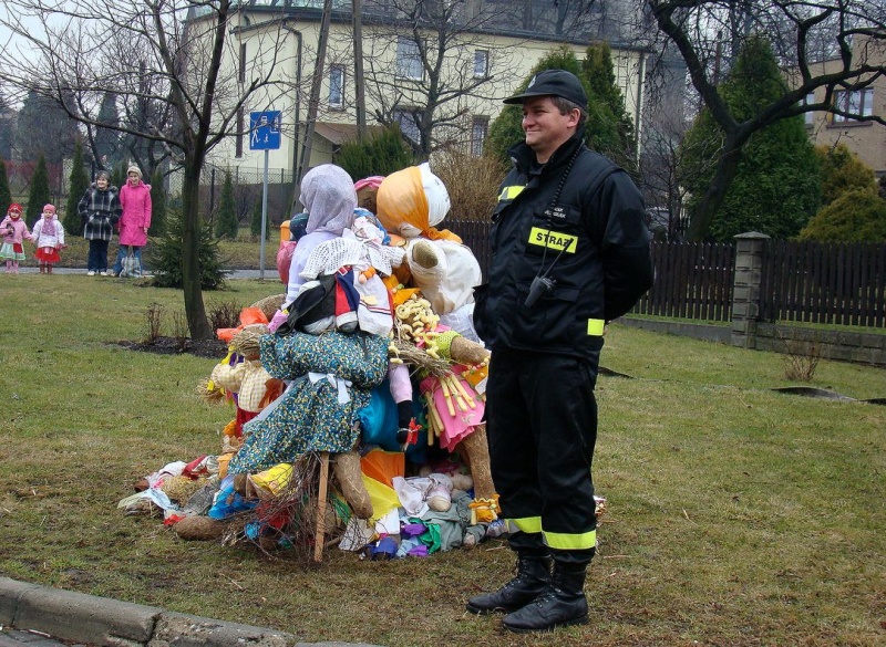 Zdjęcie w galerii na portalu naszwodzislaw.com: W Radlinie spłonął marzannowy stos wiadomości z regionu