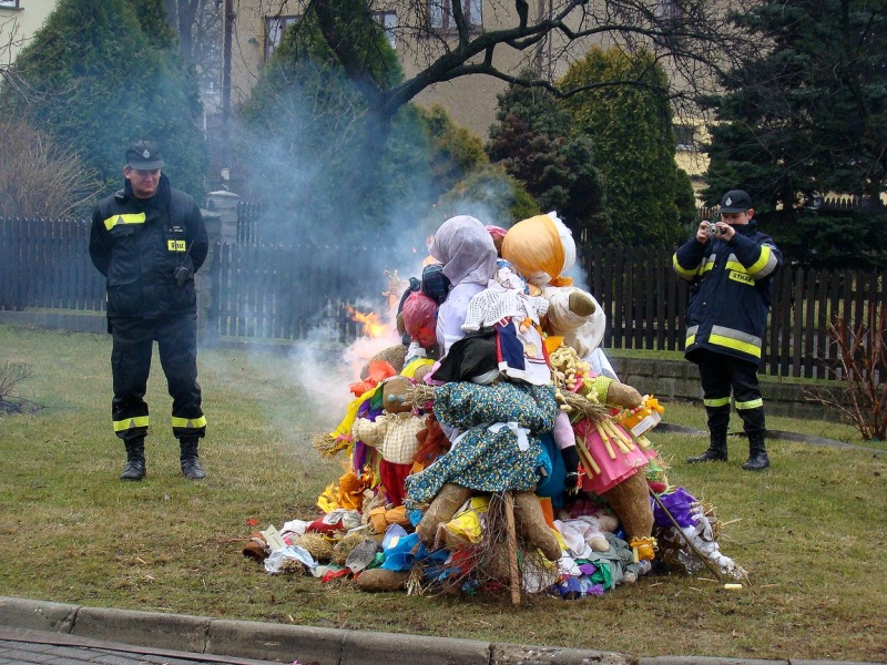 Zdjęcie w galerii na portalu naszwodzislaw.com: W Radlinie spłonął marzannowy stos wiadomości z regionu