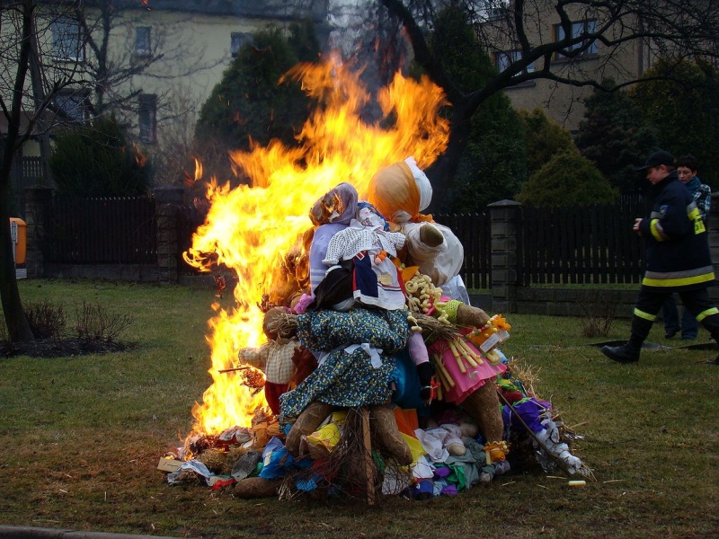 Zdjęcie w galerii na portalu naszwodzislaw.com: W Radlinie spłonął marzannowy stos wiadomości z regionu