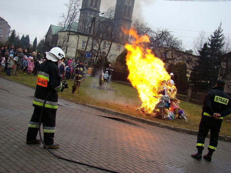 Zdjęcie w galerii na portalu naszwodzislaw.com: W Radlinie spłonął marzannowy stos wiadomości z regionu